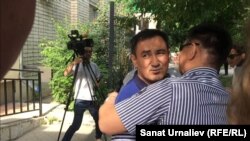 Валихан Разов, бывший начальник областного департамента по регулированию естественных монополий, обнимает родственника после приговора. Уральск, 14 июня 2016 года.