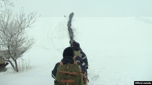 8 km au parcurs salvatorii în drum spre s.Maramonovca, r-ul Drochia, pentru a salva o femeie de 59 de ani şi un bărbat de 33 de ani, care aveau nevoie urgentă de dializă. (Foto: dse.md)