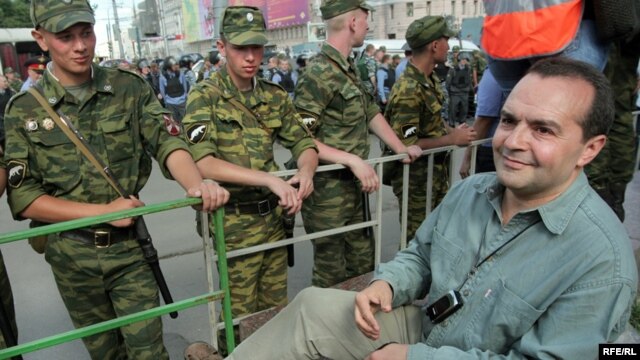 Виктор Шендерович участвует в акциях протеста не первый год. Это Пушкинская площадь, 2007 год. 