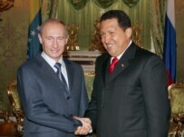 Chavez (right) and Russian President Vladimir Putin at the Kremlin on July 27, 2006 (epa)