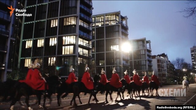 Под окнами пентхауса Ахметова в Лондоне проходит ночным маршем Королевская стоит