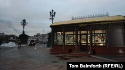 A jewelry kiosk outside Christ the Savior Cathedral in Moscow