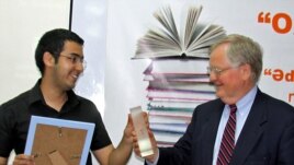 BBG Governor Victor Ashe (r) presenting the 2011 Oxu Zali award to Azerbaijani author Musa Efendi.