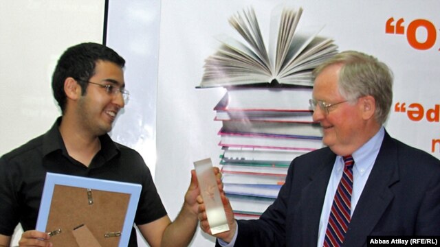 BBG Governor Victor Ashe (r) presenting the 2011 Oxu Zali award to Azerbaijani author Musa Efendi.