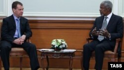 Russian President Dmitry Medvedev (left) met with the special UN-Arab League envoy for Syria, Kofi Annan in Moscow on March 25.