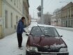 Қазақ босқыны Нұрғалиевтер отбасын Брнодан босқындар лагеріне апаруға көлігін дайындауда