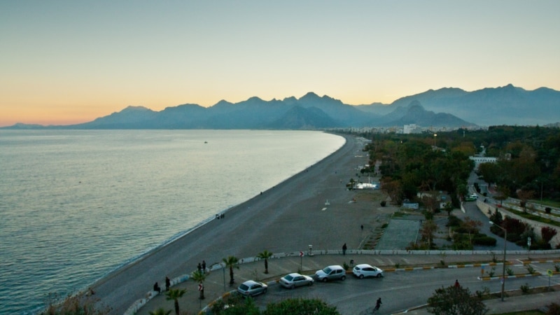 На черноморском побережье Турции 250 российских туристов застряли в Анталье