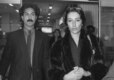 در سال 85 و پیش از بازداشت، کشته شدن مرموز شهنوار بوتو، برادر بی نظیر بوتو، موجب شد تا به همراه همسر خواهرش به بندر نیس فرانسه (محل قتل برادرش) برود.  شهنواز در ژوئیه سال 85 میلادی به قتل رسیده بود