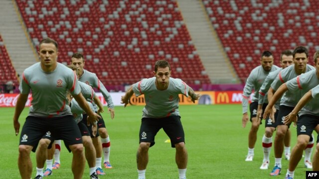 Polish midfielder Ludovic Obraniak training with teammates ahead of the side's June 8 match against Greece.