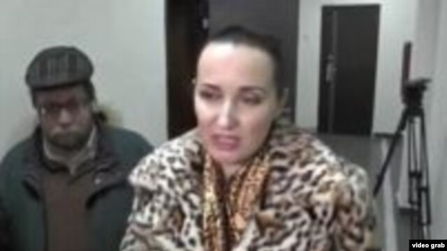 Татьяна Шевцова-валовых говорит с корреспондентами во время судебного процесса ранее в этом году