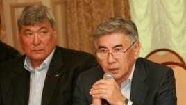 "Азат" ЖСДП президиумы мүшесі Тоқтар Әубәкіров (сол жақта) пен осы партияның басшысы Жармахан Тұяқбай сайлауға байланысты өткен конференцияда отыр. Алматы, 18 қазан 2010 жыл.