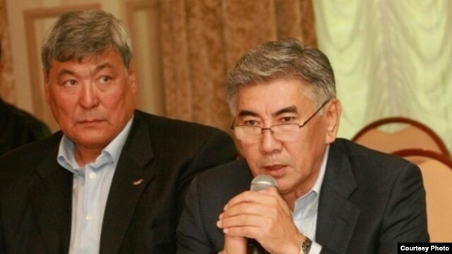 "Азат" ЖСДП президиумы мүшесі Тоқтар Әубәкіров (сол жақта) пен осы партияның басшысы Жармахан Тұяқбай сайлауға байланысты өткен конференцияда отыр. Алматы, 18 қазан 2010 жыл.
