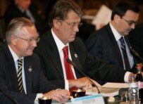 Foreign Minister Tarasyuk (left) with President Yushchenko in Helsinki In October (epa)