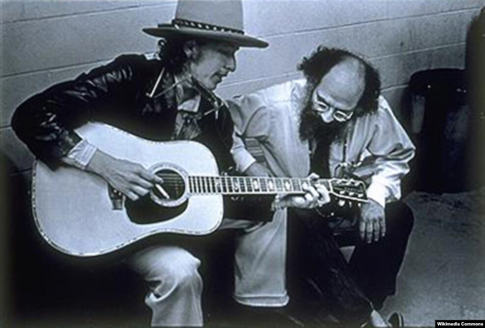 Дилан с поэтом и одним из основателей битничества Алленом Гинзбергом в 1975-ом.