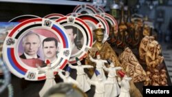 Сирия президенті Башар әл-Асад пен Ресей президенті Владимир Путин бейнеленген сувенир табақтар. Сирия, Дамаск, 8 ақпан 2016 жыл.