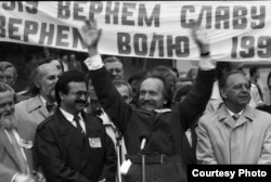 В’ячеслав Чорновіл вітає львів’ян. 1 травня 1990 року
