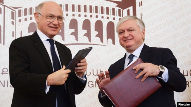 Armenia - Foreign Ministers Edward Nalbandian (R) of Armenia and Hector Marcos Timerman of Argentina sign an agreement in Yerevan, 4Sept2012.