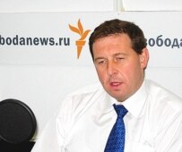 Andrei Illarionov speaking to RFE/RL's Russian Service in June 2006 (RFE/RL)