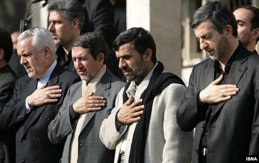 از راست: اسفندیار رحیم مشایی، محمود احمدی نژاد، مجتبی هاشمی ثمره و محمدرضا رحیمی