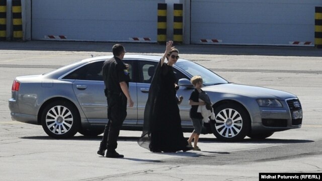 Angelina Jolie po dolasku na sarajevski aerodrom