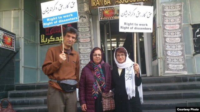 نسرین ستوده (سمت راست) در مقابل کانون وکلای ایران