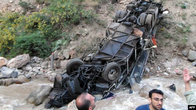 سقوط یک اتوبوس در دره در شمال ایران