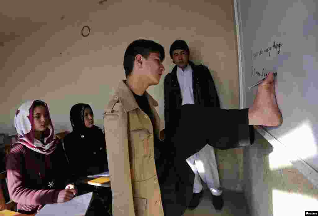 A lesson at Karimi's school in Kabul