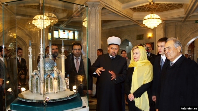 U.S Secretary of State Hillary Clinton visited the Kol Sharif Mosque in Kazan.