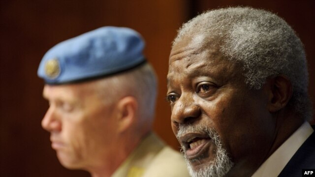 Kofi Annan (sagda) we BMG-niň Siriýadaky synçylar toparynyň başlygy general-maýor Robert Mud (çepde) BMG-niň Ženewadaky edarasynda metbugat konferensiýasynda çykyş edýärler. Ženewa, 22-nji iýun, 2012. 