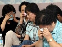 Relatives of South Korean hostages waiting for news (AFP)