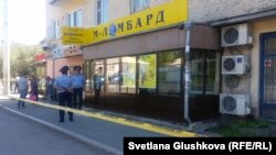 Полицейские у оцепленного ломбарда в центре Астаны, где удерживались два заложника. 14 августа 2016 года.