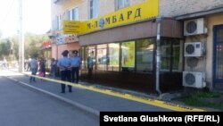 Полиция қызметкерлері белгісіз адам екі әйелді кепілде ұстаған ломбардтың алдында тұр. Астана, 14 тамыз 2016 жыл.
