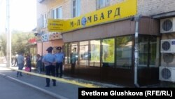 Оцепление у помещения ломбарда в Астане. 14 августа 2016 года.