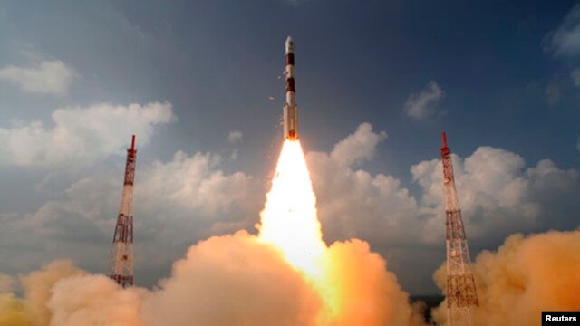 Үндістанның PSLV-C25 зымыран тасығышы орбитаға Марс зондын әкетіп барады. Үндістан, Шрихарикот ғарыш айлағы, 5 қараша 2013 жыл.