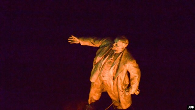 28 вересня у Харкова активісти звалили 8-метровий пам’ятник Леніну