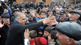 Armenia - Opposition leader Raffi Hovannisian greets supporters in Ashtarak, 23Feb2013.