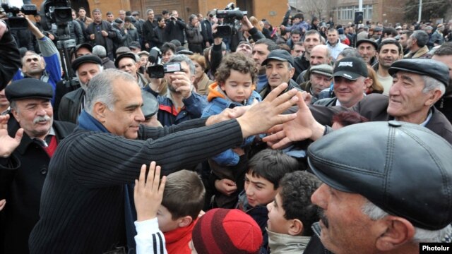 Armenia - Opposition leader Raffi Hovannisian greets supporters in Ashtarak, 23Feb2013.