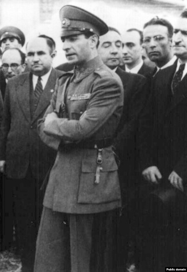 محمد رضا شاه در جریان بحران آذربایجان، به رغم جوانی تلاش کرد تا نخست‌وزیر را تحت فشار بگذارد.
