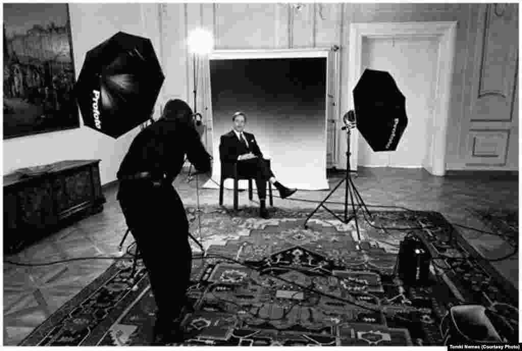 A photographer takes an official portrait of the Czechoslovak head of state in 1992.