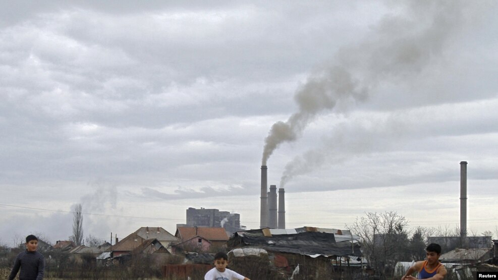Fëmijët luajnë afër termocentralit...