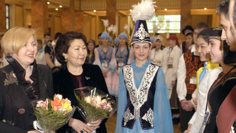 Патриарх Кирилл наградил орденом Сару Назарбаеву