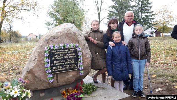 Валеры Петрыкевіч разам са школьнікамі побач з памятным камянём у Зачэпічах