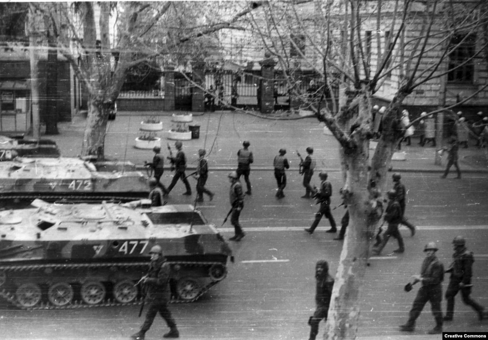 Апрель 1989 года: трагедия в Тбилиси. Советские войска разгоняют демонстрацию сторонников независимости Грузии с помощью слезоточивого газа и саперных лопаток. Погибли 20 человек, в том числе избитая до смерти 16-летняя девушка. 1989 год стал катастрофическим для советского режима: в результате антикоммунистических революций в Восточной Европе он потерял своих сателлитов в этом регионе.&nbsp; &nbsp;