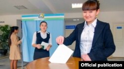 Өзбекстанда сайлау учаскесіне келген қыздар (Көрнекі сурет).