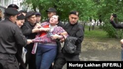 Полиция жасағы Маржан Аспандиярованы күшпен әкетіп барады. Алматы, 29 сәуір 2016 жыл.
