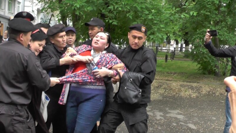 Задержанные в Алматы активисты сообщают, что их отпустили
