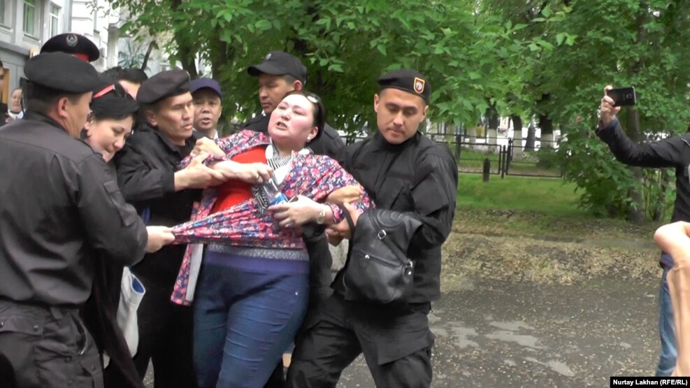 Полиция задерживает активиста Маржан Аспандиярову, пришедшую в Национальный пресс-клуб, где планировалась пресс-конференция "по земельному вопросу". Алматы, 29 апреля 2016 года.