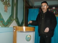 A man casting his ballot in yesterday's Uzbek election