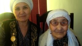 110 жасқа келген қарт ана Қызылгүл Боранбаева (оң жақта) келіні Әсемгүл Боранбаевамен (сол жақта). Қызылорда, Тасбөгет кенті, 10 қаңтар 2012 жыл. Сурет жеке мұрағаттан алынған.