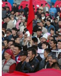 Large crowds have congregated for the best part of a week in central Bishkek to push for constitutional reform (RFE/RL)